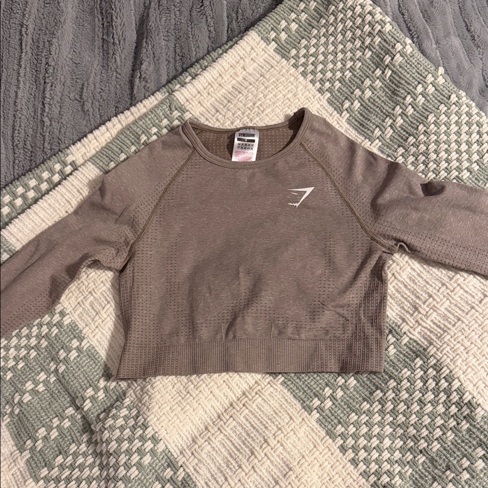 Women’s Gymshark cropped long sleeve shirt